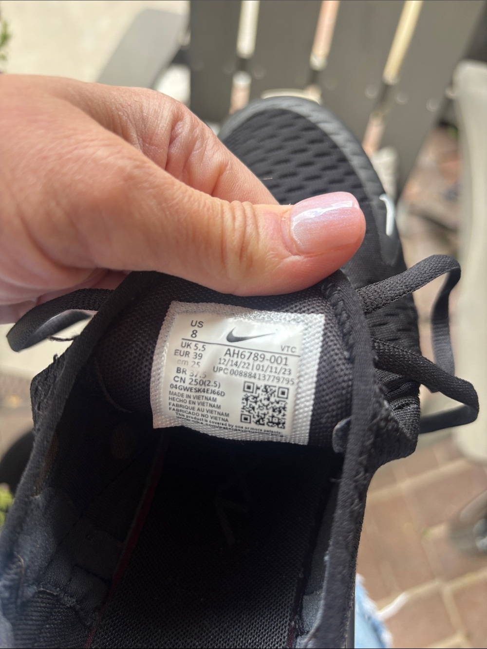 Nike women’s Black and White Air Max 270 Sneakers - Picture 8 of 8